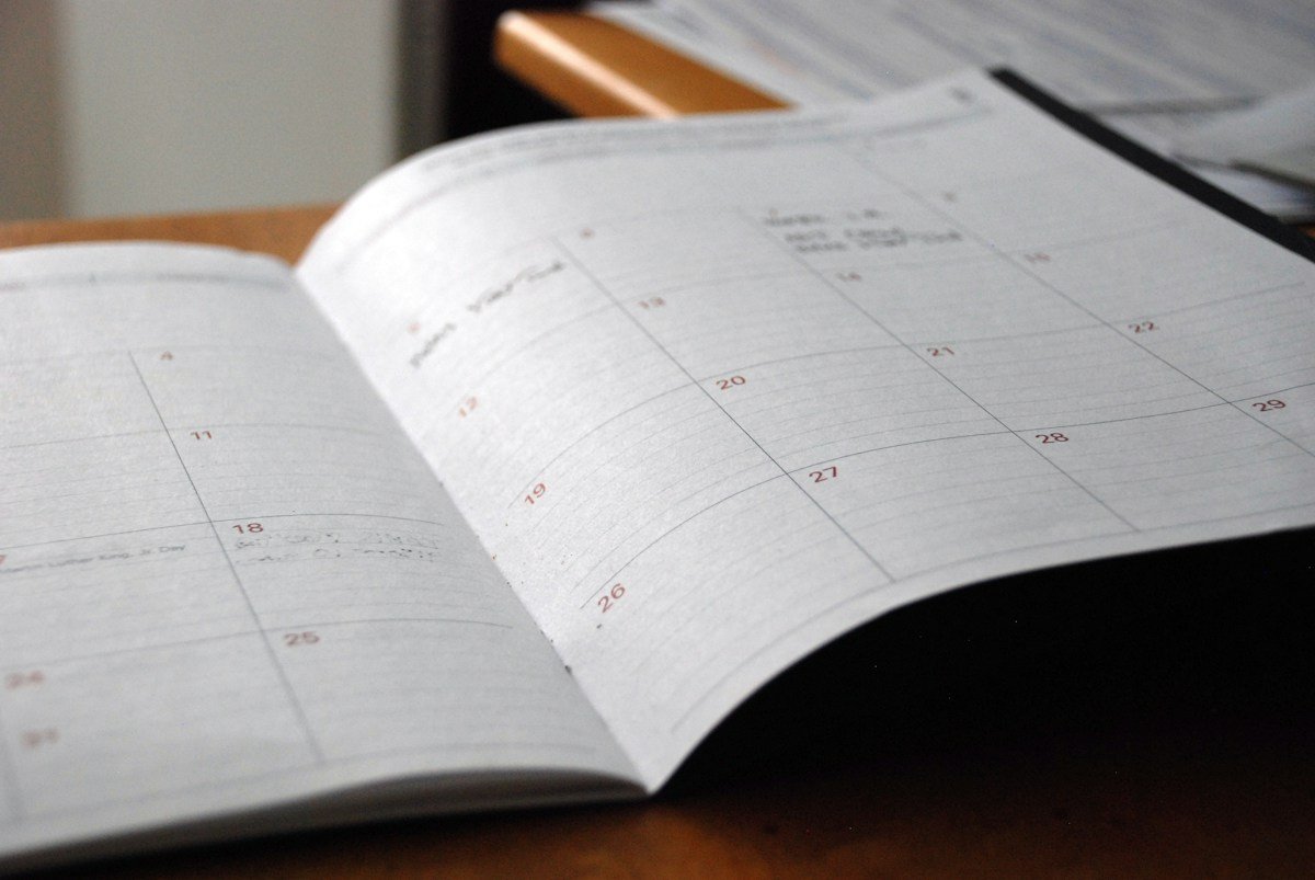 Agenda ouvert sur une table en bois